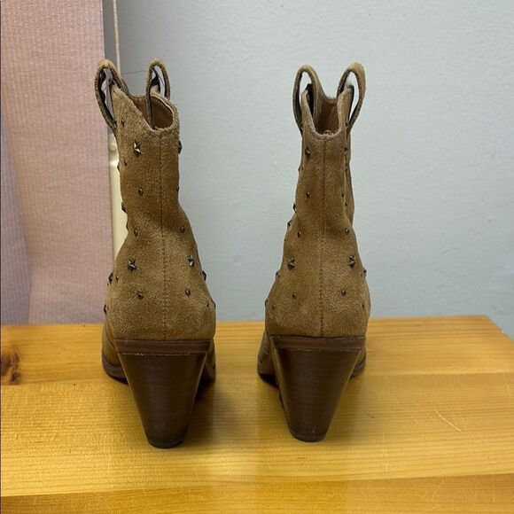 Limelight Tan Ankle Booties with 3” Stacked Heel - Women’s Size 6 Heeled Boots - Picture 12 of 12